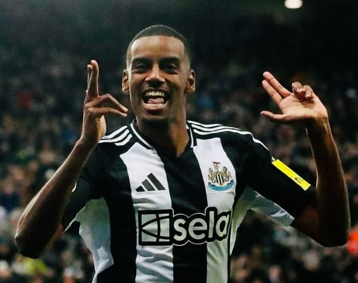 Alexander Isak in action for Newcastle amid Liverpool transfer rumours