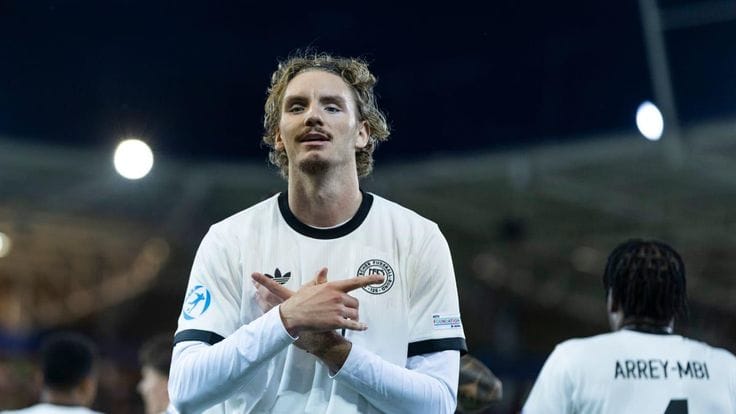 Nick Woltemade posing in Newcastle kit