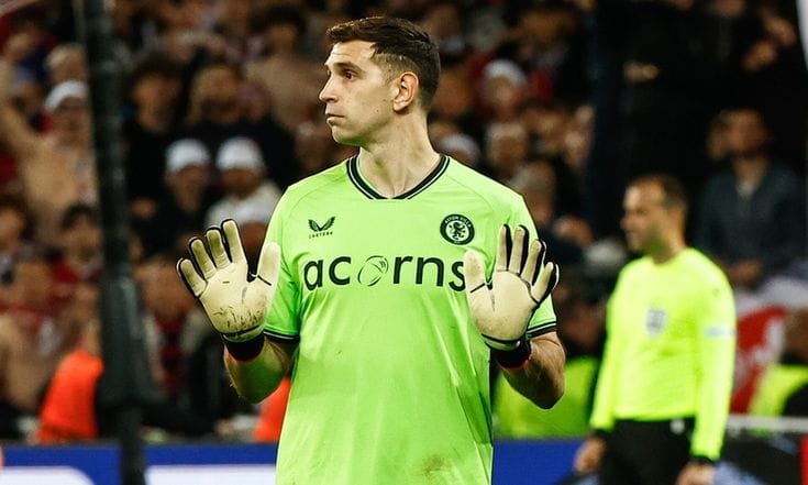 Emiliano Martínez linked with Manchester United transfer in incredible U-turn before deadline day