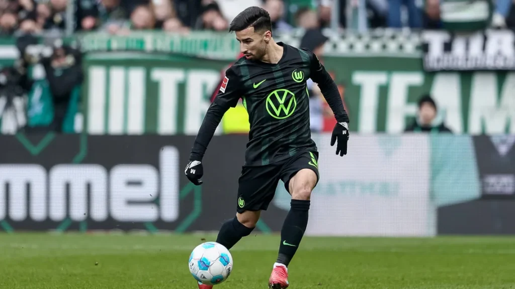 Mohamed Amoura playing Wolfsburg